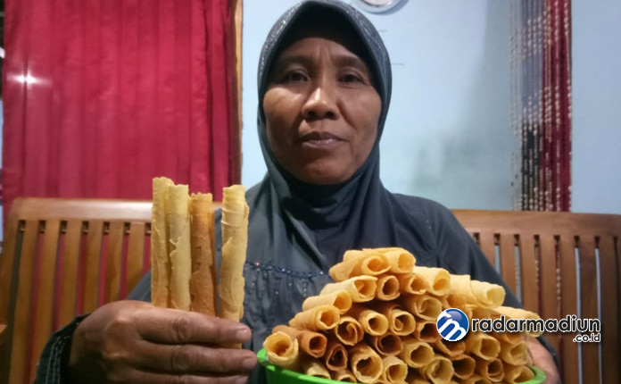 LARIS MANIS: Sukarwati menunjukkan kue gapit buatannya.
