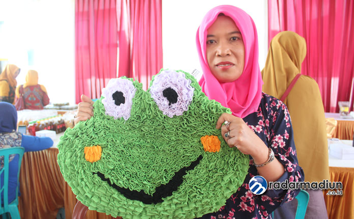 WARNA-WARNI: Ndari menunjukan keset karakter yang dibuatnya dari kain perca.