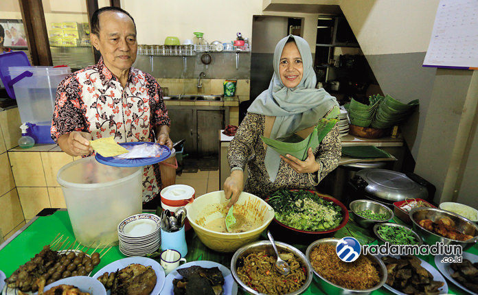 LEGENDARIS: Karyono didampingi Respati, putrinya, sedang melayani pembeli di Warung Depot Nasi Pecel 99. (DOKUMEN RADAR MADIUN)