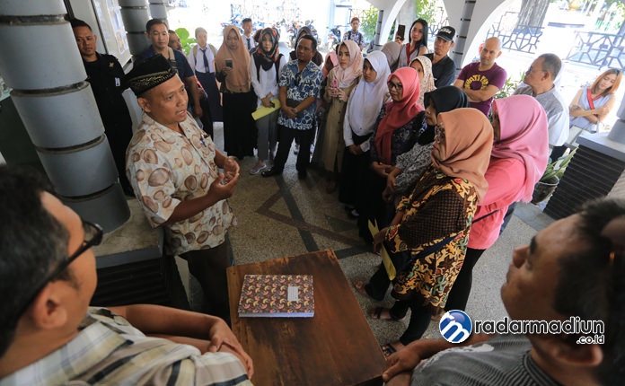 GELAR AKSI: Sejumlah wali murid kembali mendatangi kantor Cabdindik Jatim wilayah Madiun Selasa (18/6) memprotes pelaksanaan sistem zonasi PPDB SMA/SMK.