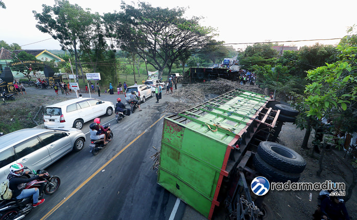 OVERTONASE: Truk gandeng nopol AG 8817 UR terguling di Jalan Raya Surabaya-Madiun Km 122-123 kemarin.