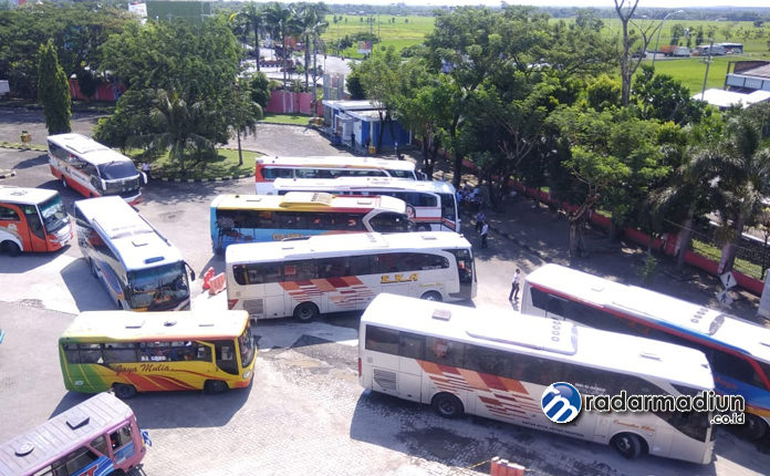 BAKAL DITAMBAH: Beberapa bus sedang mengantre di landasan pacu Terminal Kertonegoro Ngawi.