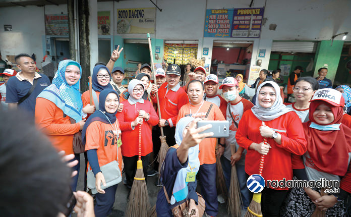 SESUAI STANDAR: Wali Kota Madiun Maidi saat mengikuti kegiatan bersih-bersih pasar beberapa waktu lalu.