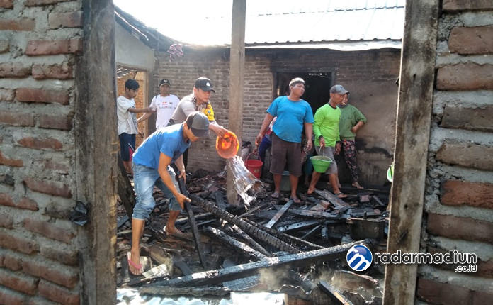 HANGUS: Warga dan petugas polsek memadamkan sisa-sisa api yang menghanguskan dapur korban.