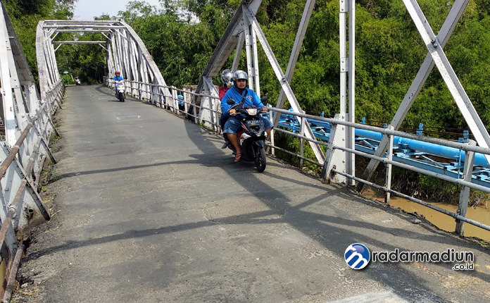 SEGERA DIREHAB: Kondisi jembatan Dungus yang kerap rusak. Perbaikan total bagian lantai ditargetkan mulai dilakukan bulan depan.