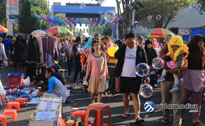 PEMUNGKAS: Para pengunjung dan pedagang kemarin merasakan momen CFD terakhir di Jalan Pahlawan. Mulai pekan depan, semua bergeser ke Bantaran, dan konsep berganti Sunday Market.