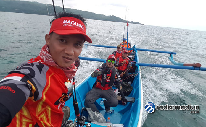 MANCINGMANIA: Rahmad Syambudi dan ikan barakuda yang didapat saat memancing di Pantai Tambang, Malang Selatan.