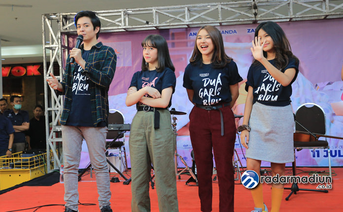 SAPA PENGGEMAR: Angga Aldi Yunanda, Adhisty Zara (Zara JKT48), Shakira Jasmin, Maisha Kanna, dan sutradara film ’’Dua Garis Biru’’ Gina S. Noer di Suncity Mal Selasa (9/7).
