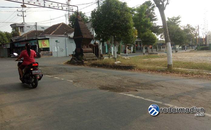 BIKIN CELAKA: Jalan H. Agus Salim, Kelurahan Bangunsari, Mejayan, aspalnya sudah rusak.