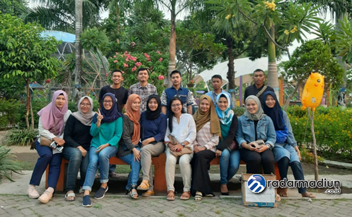 KOMPAK: Sejumlah anggota Komunitas Panasbung berfoto bersama di salah satu sudut alun-alun Kota Madiun.