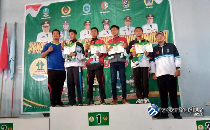 PRESTASI: Sejumlah atlet Ngawi saat menerima medali emas Porprov Jatim 2019.