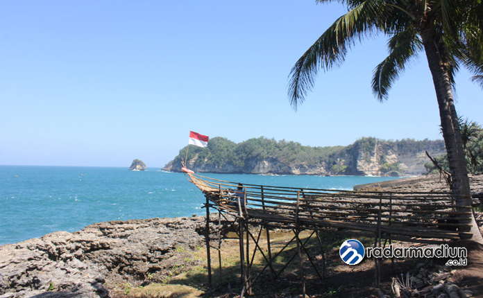 OBJEK BARU: Pantai Benges di Jetak, Tulakan, memiliki keindahan karang karst dan seruling samuderanya. Kini semakin viral di kalangan warganet.