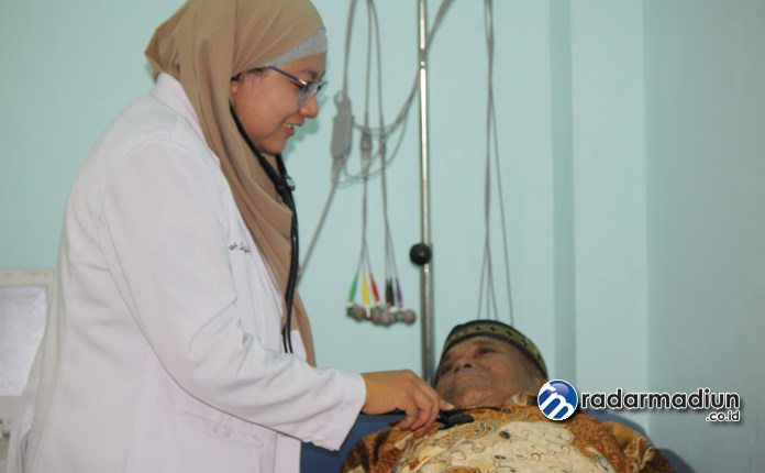 SUDAH TERSEDIA: Dokter spesialis jantung RSUD dr Soeroto Ngawi dr Savitri Indriani memeriksa pasien Senin (8/7).