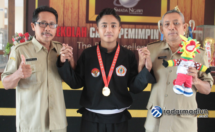 BERPRESTASI: Kepala SMAN 2 Ngawi bangga dengan prestasi internasional yang diraih Azharien.