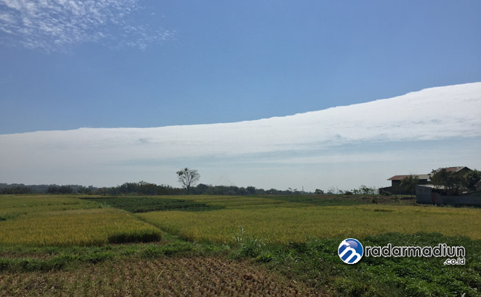 KEMARAU: Awan putih terlihat melintang dengan pola garis lurus di atas langit Magetan,.