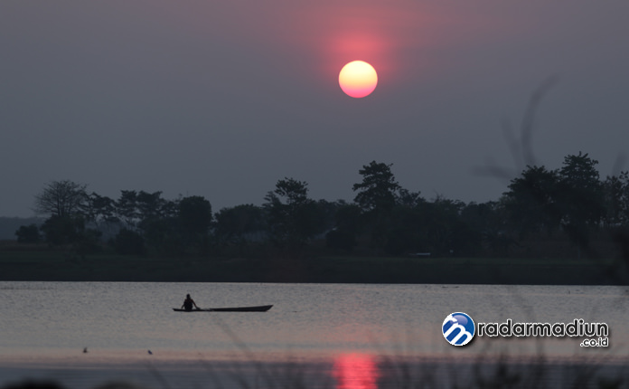 MULAI KRITIS: Suasana Waduk Widas dipotret jelang senja Senin (22/7). Volume waduk di Kecamatan Saradan yang sebagaian besar airnya untuk irigasi lahan pertanian di Kabupaten Nganjuk ini menyusut drastis.