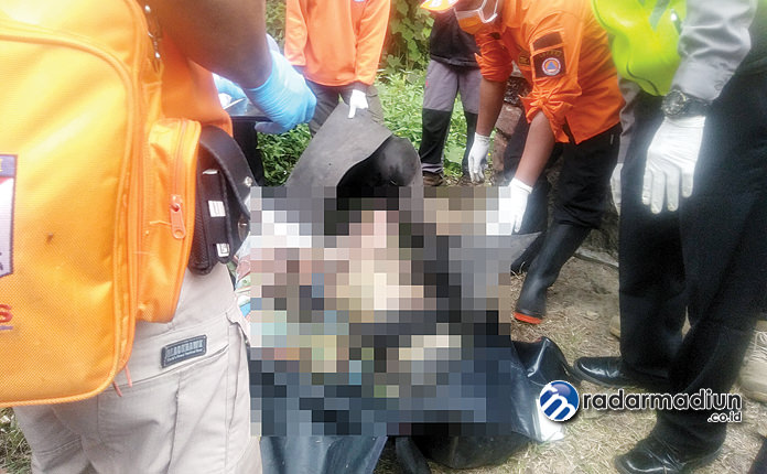 TAK DIKENALI: Petugas saat melakukan proses evakuasi jasad Mr X yang ditemukan di lereng jurang di pinggir Jalan Raya Plaosan-Karanganyar.