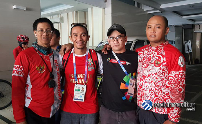 TIMNAS: Ferinanto bersama jajaran pelatih cabor balap sepeda Asian Games.