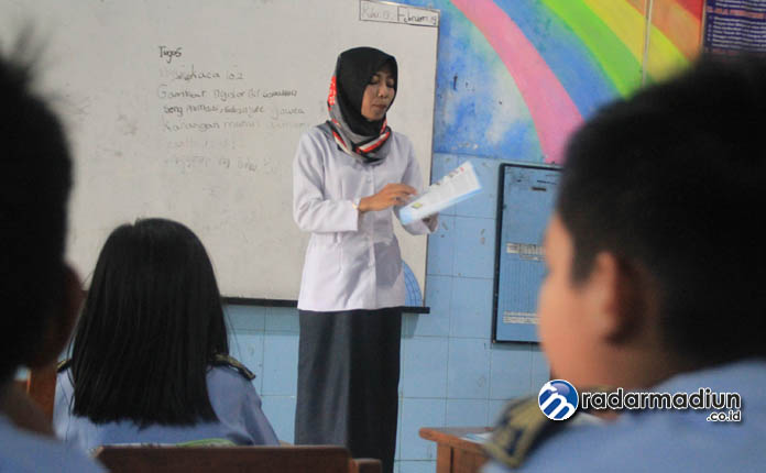 PROBLEM SERTIFIKASI: Guru membimbing kegiatan belajar-mengajar di salah satu SD.