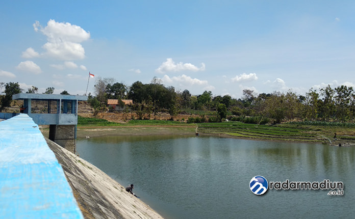 MENYUSUT: Menyusutnya volume air Waduk Kedungbendo dimanfaatkan sejumlah warga untuk memancing ikan.