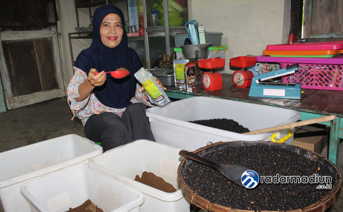 SIAP SEDUH: Siti Ngaisah sukses menekuni bisnis kopi robusta asli Pacitan.