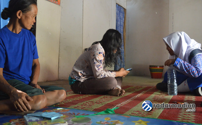 SEPENGGAL CERITA DARI KAKI GUNUNG BANONG: Gadis remaja itu disambangi teman semasa sekolah dasar.
