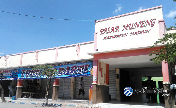 TATA ULANG: Pembongkaran los Pasar Muneng hari ini dilanjutkan dengan meratatanahkan bangunan. Sementara untuk tempat parkir hingga pelaksanaan proyek 2020 mendatang.