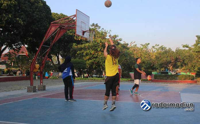 FASILITAS OLAHRAGA: Beberapa remaja sedang berlatih basket di alun-alun Magetan. (DOK RADAR MAGETAN)