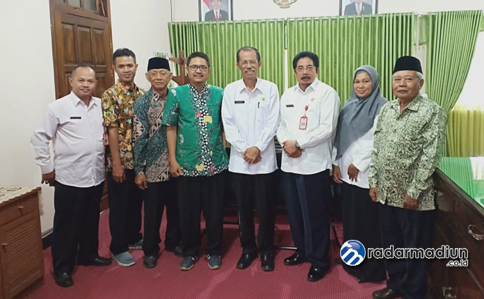TURUN GUNUNG: UPN Veteran Jawa Timur memberikan pelatihan budi daya jeruk pamelo organik kepada masyarakat Desa Tambakmas, Sukomoro.