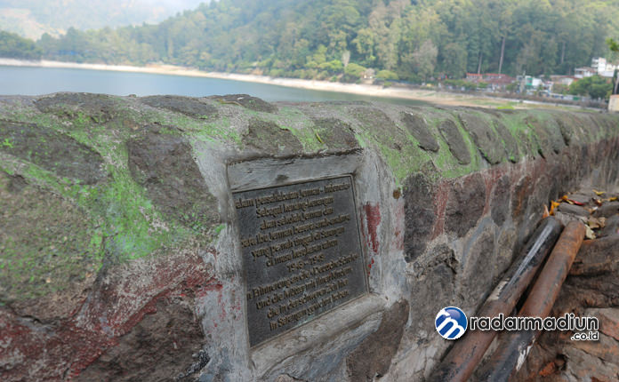 HISTORIS: Prasasti di tepi Telaga Sarangan kerap luput dari perhatian wisatawan.