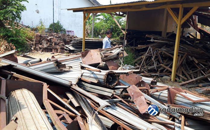 BERNILAI: Material bongkaran dari tiga lokasi disimpan di halaman belakang sekretariat Bawaslu Ponorogo Selasa (17/9).