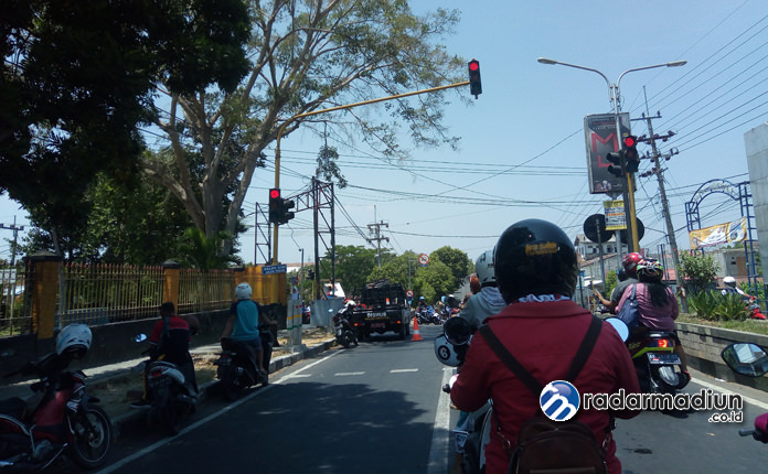 SUDAH UZUR: Lampu traffic light Pertigaan Sukowati, Magetan, sempat mati Senin pagi (23/9).