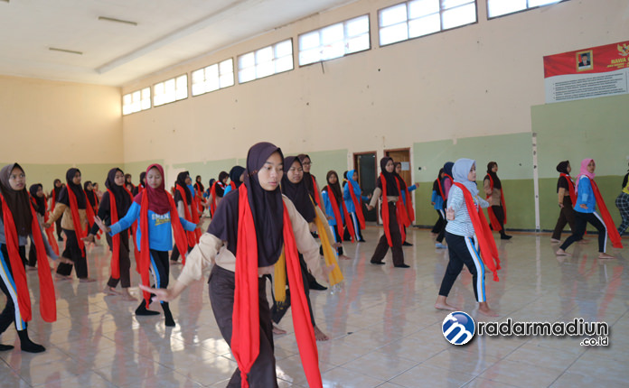 BERLATIH: Gedung Tripandita telah dimanfaatkan untuk latihan tari siswi dari SMKN 2 Magetan.