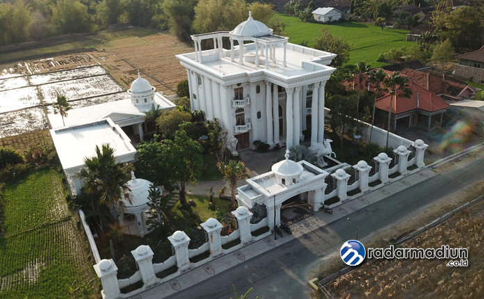 ISTANA KARYADI: Rumah megah di Desa Singgahan, Kecamatan Kebonsari, itu tidak dipasangi garis polisi.