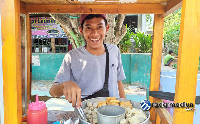 MANDIRI: Teguh Fatkhurrohman ketika berkeliling menjajakan dagangannya di kawasan Winongo.
