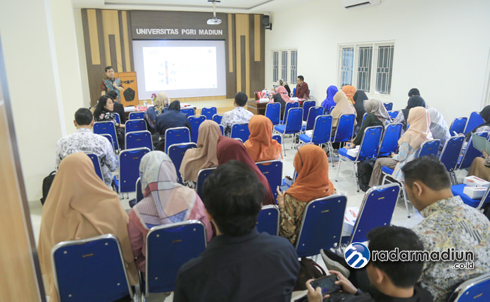 INOVATIF: Gatot Hertanto PhD, pendamping hibah PBMBTI Kemenristekdikti RI, meluncurkan produk inovatif E-Learning Unipma (Elma).