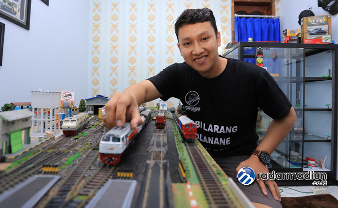 TAK SEKADAR HOBI: Alvin Setya Patria satu-satunya kolektor kereta api di Kota Madiun.