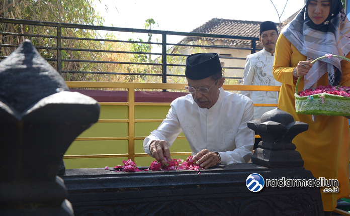 HORMATI LELUHUR: Bupati Magetan Suprawoto nyekar ke makam Ki Ageng Mageti.