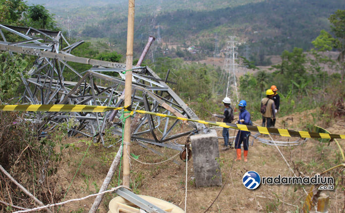 KURANG TENAGA: PT PLN UIT JBTB perlu melakukan kajian untuk mencari lokasi baru tower SUTET T-54 yang roboh Kamis lalu (17/10).