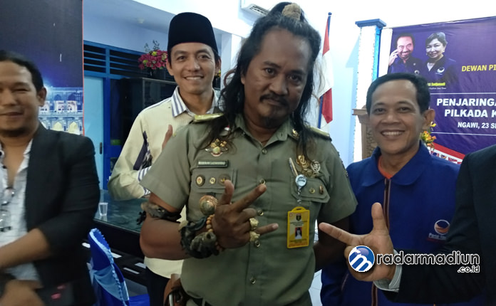 IKUT DAFTAR: Dian Andi usai menyerahkan berkas pendaftaran bacabup di kantor Partai NasDem.