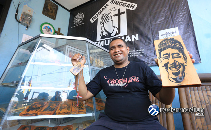 BERJIWA SOSIAL: Pendeta Rudi Elkel menunjukkan hasil keterampilan karya anak jalanan binaannya.