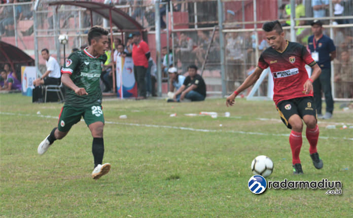 NYARIS KALAH: Rahmad Sucipto melakukan selebrasi usai membobol gawang Persik Kendal melalui titik putih di pertandingan Rabu (23/10).