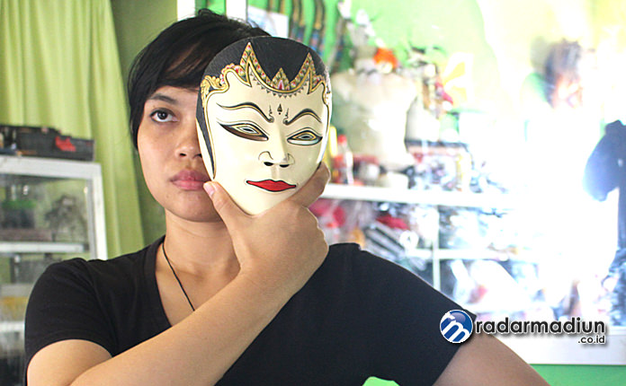 GEMULAI: Rani Iswinedar memperagakan salah satu gerakan drama tari Sekartaji Sekartaji karyanya.