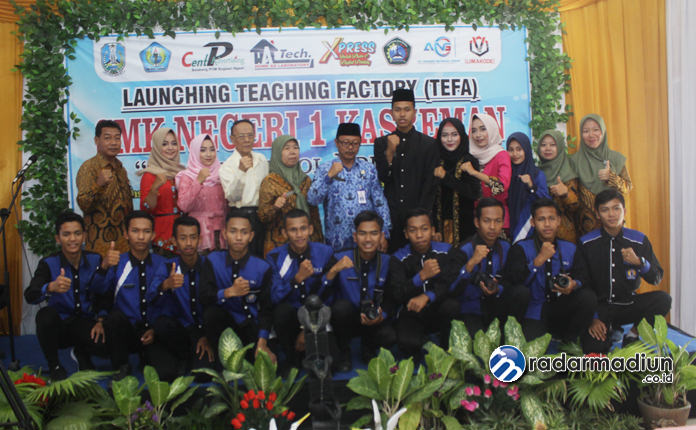 GAYENG: Supardi didampingi Sri Mulyani bersama ketua komite dan guru SMKN 1 Kasreman berfoto bareng usai peluncuran program teaching factory Senin (14/10).