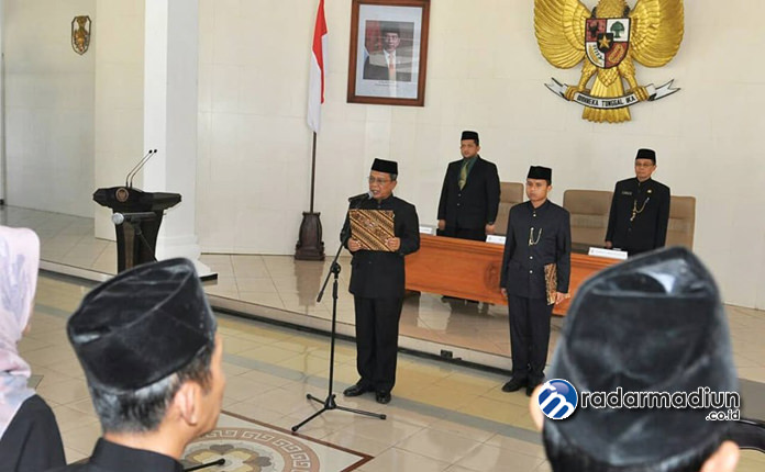 MUTASI MASAL: Bupati Pacitan Indartato melantik 122 pejabat struktural dan fungsional di Pendopo Pacitan Kamis (24/10).