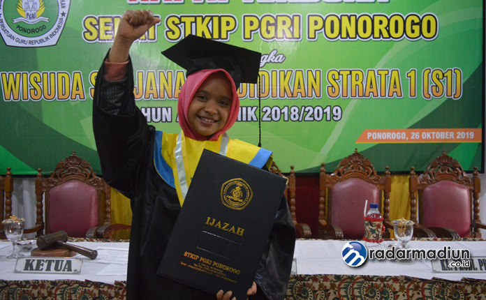 BAKAT NULIS: Suci Ayu Latifah selesai diwisuda.