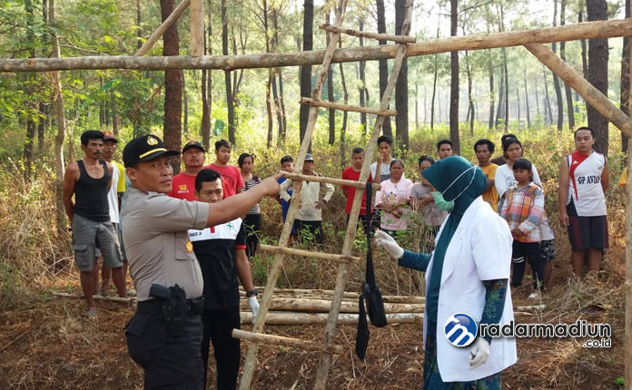 DIDUGA DEPRESI: Petugas melakukan olah TKP saat Kusnadi gantung diri di gubuk Desa Tulakan, Sine.