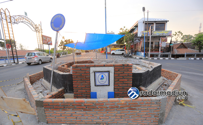 DIROMBAK: Patung dua orang memegang pipa air di pertigaan Jalan Mayjend Sungkono tak terlihat sejak sepuluh hari terakhir.