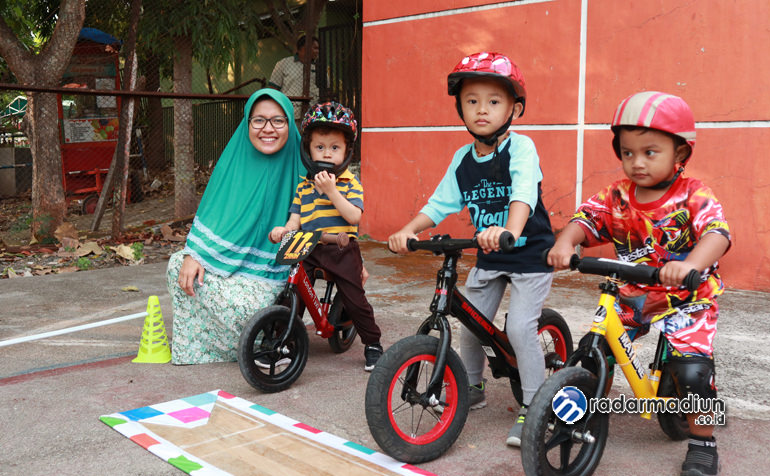 BERLATIH: Banun dan sejumlah anak sedang berlatih balapan balance bike.
