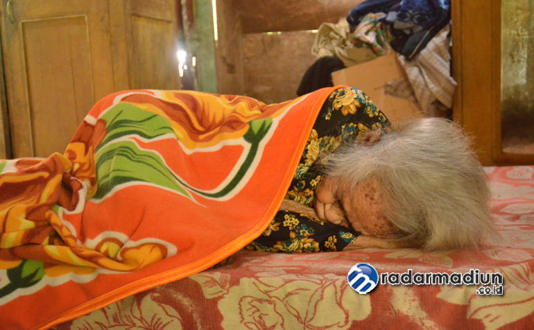 MASA SENJA: Hari-hari Paijem dihabiskan dengan berbaring di atas dipan kayu tanpa kasur.